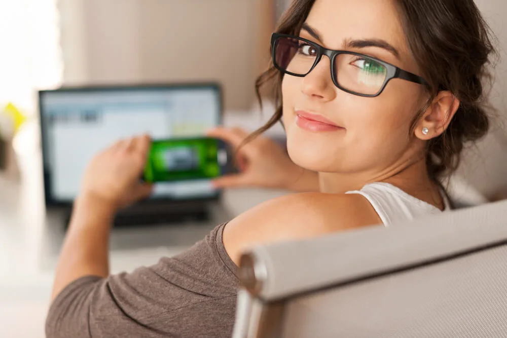 Hogyan védjük szemünk a monitor káros kék fényétől?